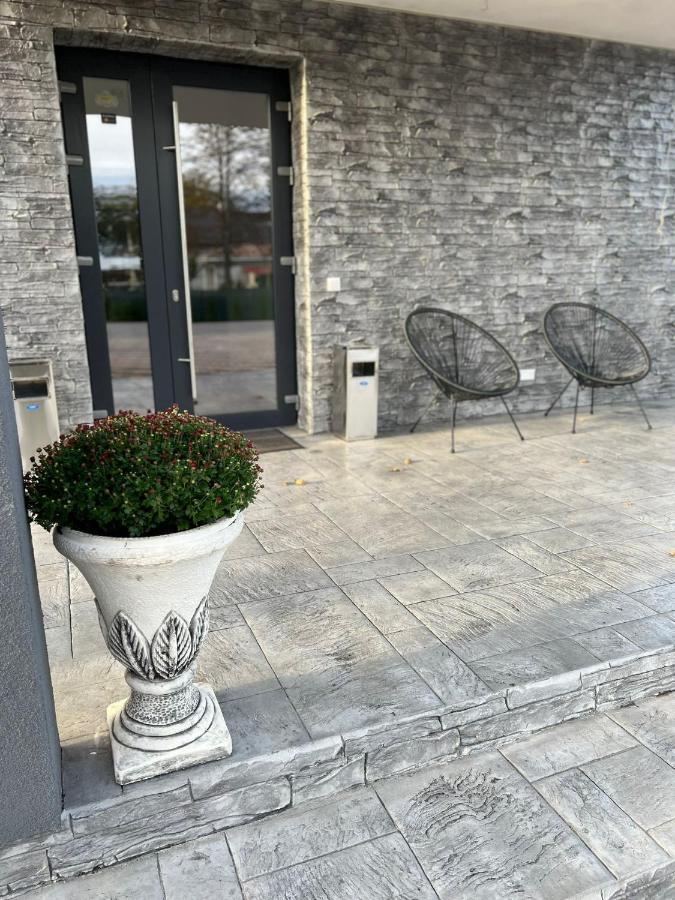 Stef Rooms Tirgu Frumos Екстер'єр фото