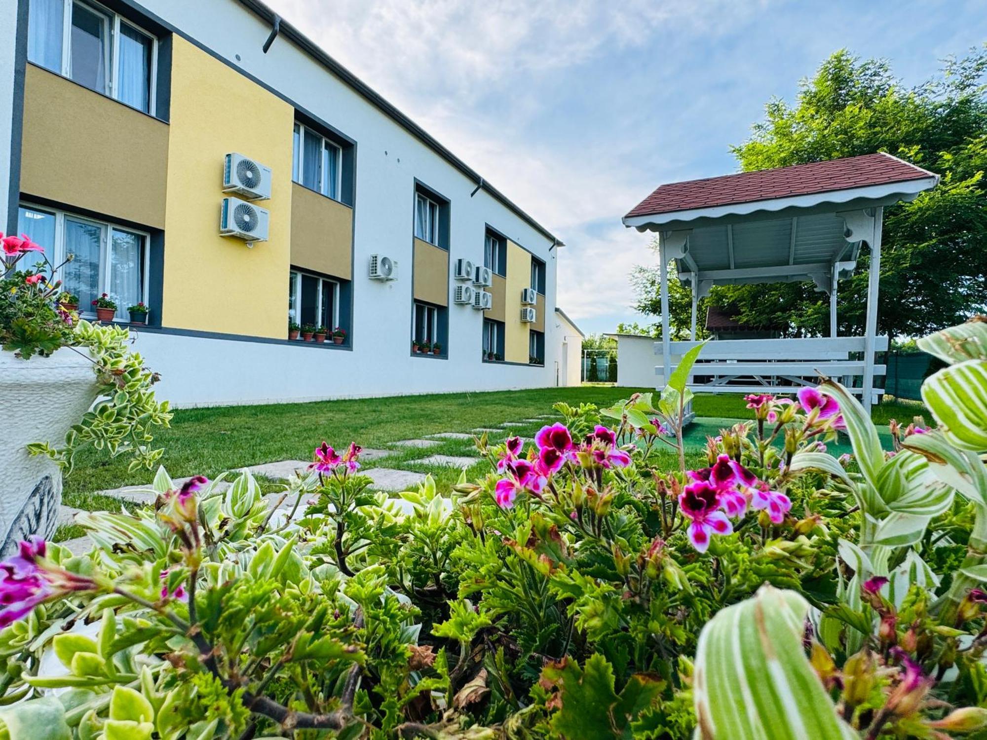 Stef Rooms Tirgu Frumos Екстер'єр фото